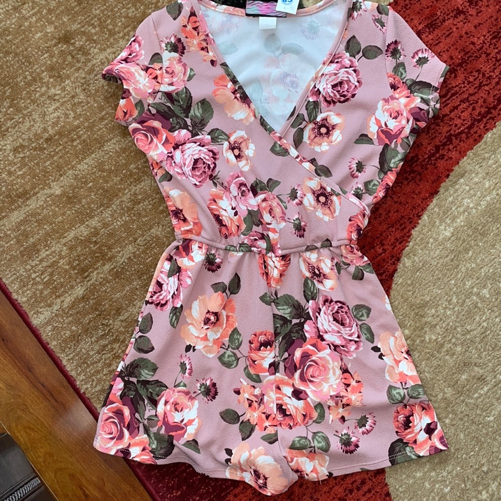 NWT pink romper size med